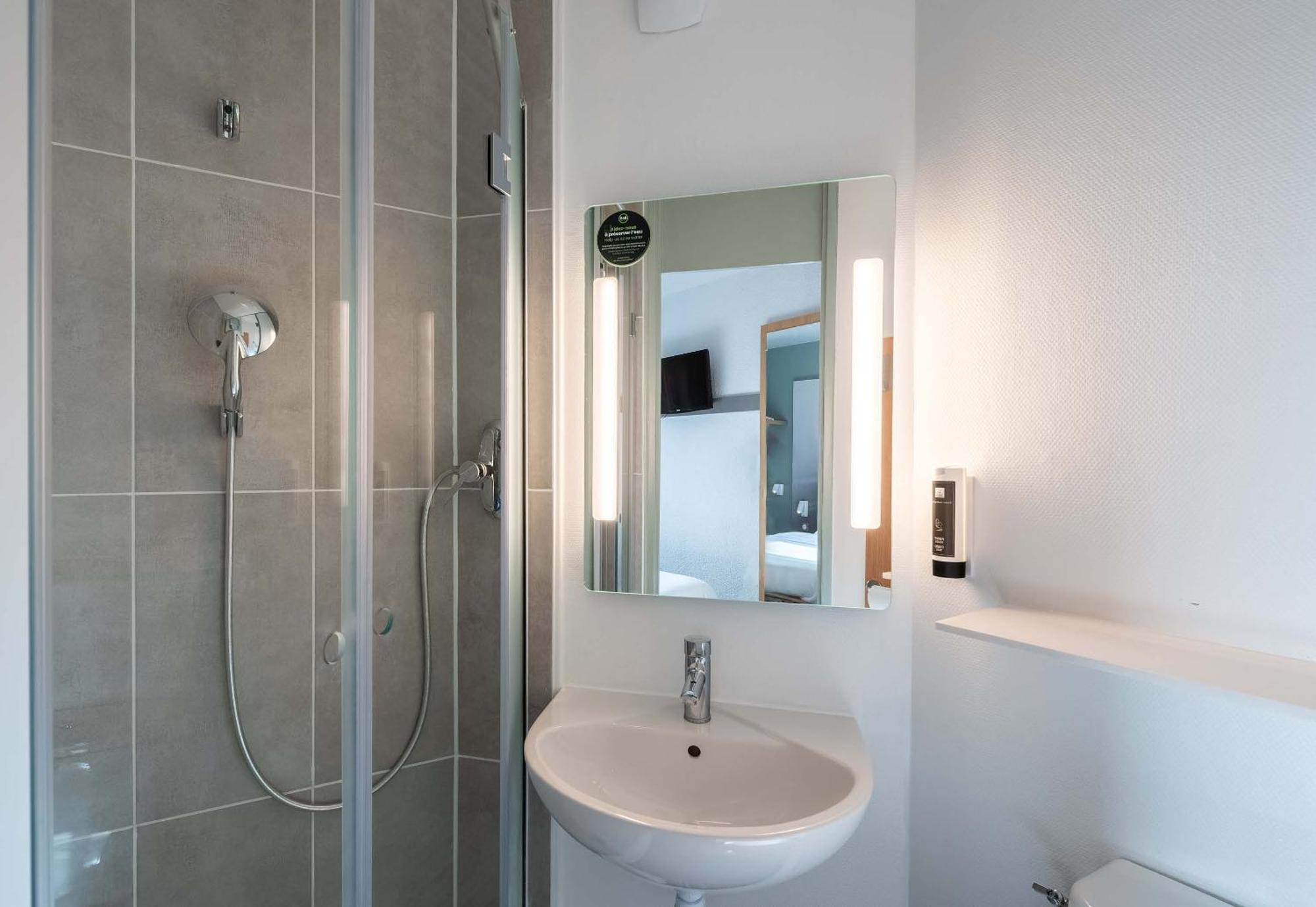 B&B Hotel Lille Lezennes Stade Pierre Mauroy Екстериор снимка